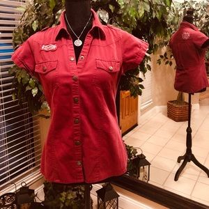 Casual Top w/patches that resemble a uniform style